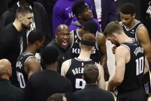 Везенков изгледа от пейката нов провал на "Кингс"