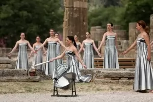 С послания за мир огънят пое от древна Олимпия към Париж