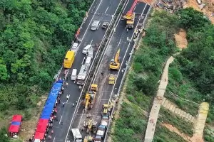Поне 19 души загинаха при срутване на магистрала в Китай