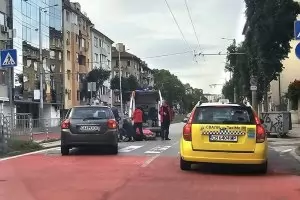 Жена е в кома след удар от моторист на пешеходна пътека