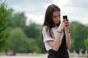 Британски депутати искат забрана за смартфони за лица под 16 години 
