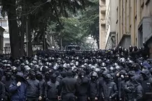 Спецчасти в Грузия атакуват демонстранти след закона за чуждите агенти 