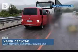 9 души са ранени при челен сблъсък между тир и бус