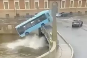 Автобус с 15 пътници връхлетя загадъчно в река в Санкт Петербург