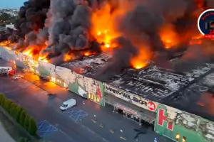 Голям пожар избухна в търговски център във Варшава