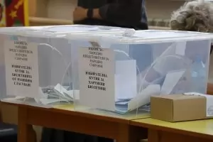 Камери показаха как член на СИК попълва празни бюлетини