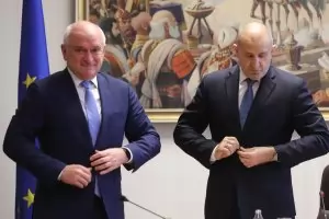 Пеевски и Борисов се разминаха 
кой да отиде на срещата на НАТО