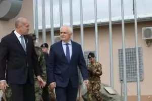 Военният министър се обяви срещу позициите на Радев за Украйна