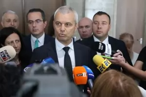 "Възраждане" са помилвани след мащабна злоупотреба с лични данни