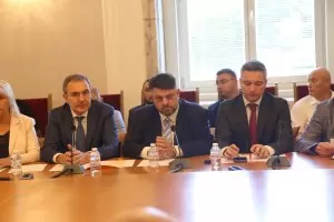Стари врагове вляво се събират след отстраняването на Нинова