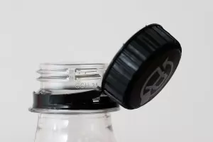 От 1 юли в ЕС влиза в сила
забраната за пластмасовите капачки