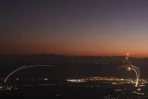 "Хизбула" изстреля 320 ракети по Израел