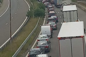 SMS изпратен до шофьорите на тирове предизвика хаос и задръстване