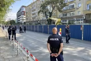 Армия от полицаи охранява сечта на дървета на "Опълченска" 