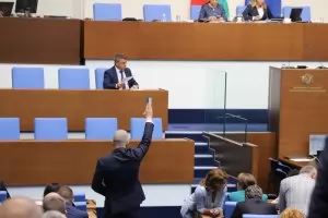 Депутатите принудиха със скандал МВР-шефа да се яви на изслушване