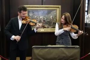 Българската държава връчи безценни цигулки на Светлин Русев и Лия Петрова