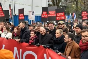 "Няма Путин, няма война!" - хиляди руснаци на протест в Берлин 