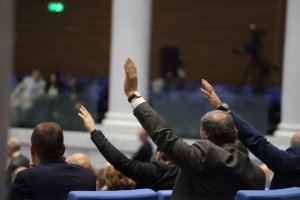 С няколкочасови безсмислени дебати парламентът прие окончателно бюджета на здравната