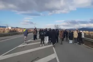 Десетки протестират заради загинало момиче след катастрофа с коне 