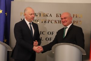 100 те дни на кабинета минаха без много страсти въпреки двата