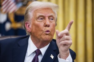 Американският президент Доналд Тръмп реши да удължи наложените още през