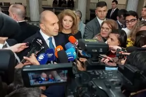 Семки и бонбонки - вземете си, Радев и Йотова черпят!
