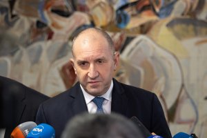 Президентът Румен Радев изглежда няма проблем с това да заема