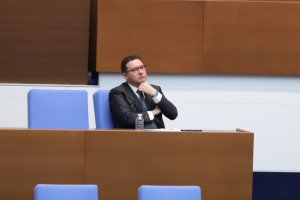 Управляващите съгласувано направиха опит да парират възможни изслушвания за скандалите