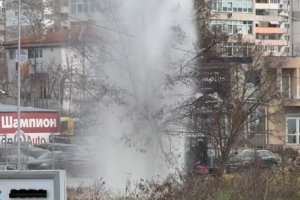 Зрелищна ВиК авария в района на сградата на КАТ коства продължително