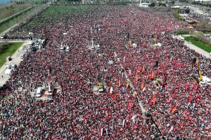 Десетки хиляди хора се събраха днес в Истанбул за да