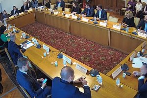 Министърът на младежта и спорта Иван Пешев не бърза да