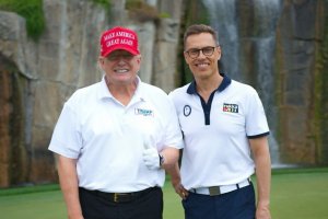 Доналд Тръмп изигра партия голф с президента на Финландия Александър