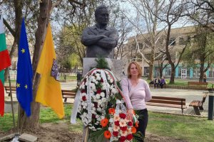 Паметник на легендарния треньор по вдигане на тежести Иван