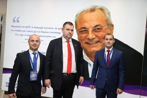 Двете фракции в разделеното ДПС продължават да обменят кадри но