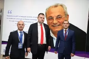 Лидер на младежкото ДПС премина от Доган към Пеевски