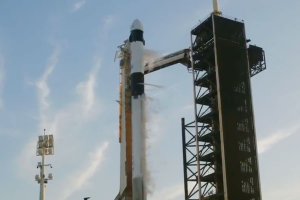 Макар и с три дни закъснение SpaceX изстреля успешно ракета