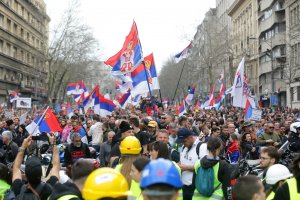 500 000 протестиращи са обградили президентския дворец в Белград съобщиха