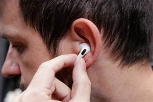 Компания Apple планира да инсталира в своите AirPod и функция за