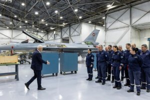 Първият български самолет F 16 ще пристигне на собствен ход с