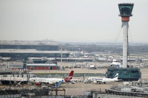 Лондонското летище Хийтроу съобщи днес че е отворено и че