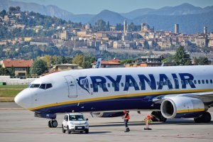 Нискотарифният превозвач Ryanair предупреди че въвежда глоба за закъсняващите пътници