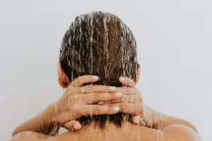 Вреден ли е горещият душ за косата и кожата