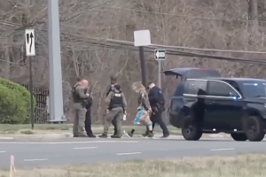 Въоръжен мъж беше задържан след престрелка пред централата на ЦРУ