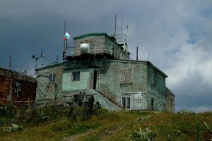 32 годишният мъж обвинен за жестокия побой над метеоролозите от връх