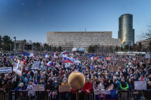 Хиляди излязоха по улиците на Словакия на протест срещу проруската