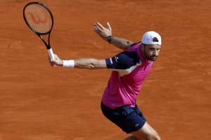 Григор Димитров се завърна победно на корта две седмици след