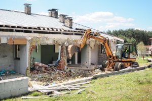 Столична община поднови работата по събарянето на незаконните постройки край