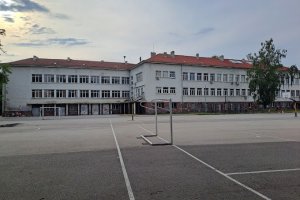 Главният вход на столичното 24 о средно училище Пейо Яворов в