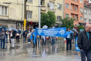 Въпреки че през последните месеци заплатите в общинските транспортни дружества
