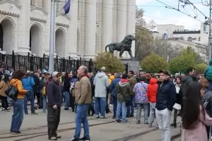 Протестът "Вън Пеевски от властта" освирка Сарафов под прозорците му